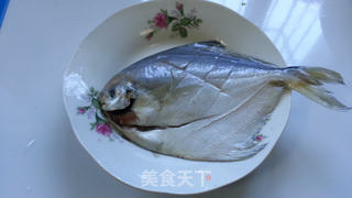 红烧鲳鱼的做法步骤:2