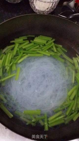 肉丝芹菜拌粉丝的做法步骤:2