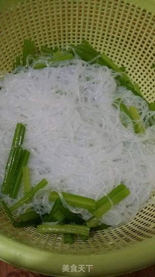 肉丝芹菜拌粉丝的做法步骤:3