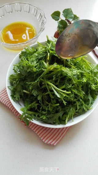 油醋汁拌茼蒿的做法步骤:7