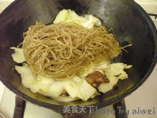 白菜猪肉炖粉条的做法步骤:9
