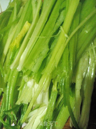 春季除燥,首选芹菜 芹菜猪肉烫面蒸饺的做法步骤:2
