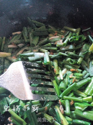 廉价养生快手菜 小葱炒虾皮的做法步骤:7