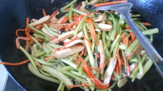 茼蒿杆炒香干的做法步骤:6