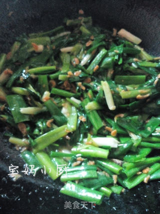 廉价养生快手菜 小葱炒虾皮的做法步骤:8