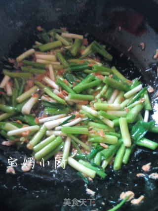 廉价养生快手菜 小葱炒虾皮的做法步骤:6