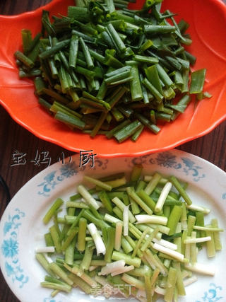 廉价养生快手菜 小葱炒虾皮的做法步骤:3