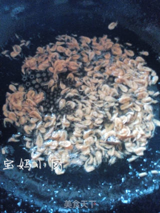廉价养生快手菜 小葱炒虾皮的做法步骤:5
