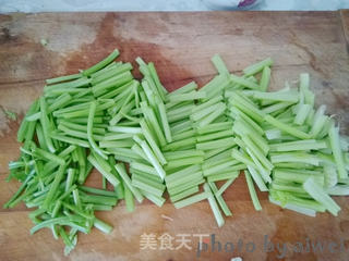 墨鱼仔炒香芹的做法步骤:2