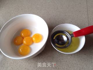 【杏仁蜂蜜戚风蛋糕】
的做法步骤:2