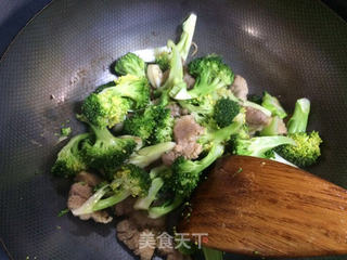 西兰花炒肉的做法步骤:3