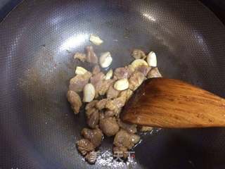 西兰花炒肉的做法步骤:2