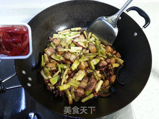 纠结美食减肥节奏=食肉族减肥的天堂五花肉烧春笋的做法步骤:21