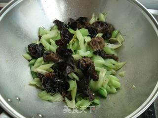 西芹炒木耳的做法步骤:6