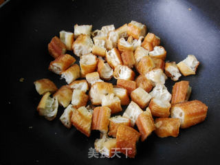 丝瓜炒油条的做法步骤:5