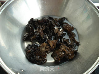 西芹炒木耳的做法步骤:2