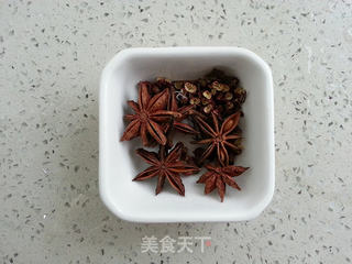 纠结美食减肥节奏=食肉族减肥的天堂五花肉烧春笋的做法步骤:3