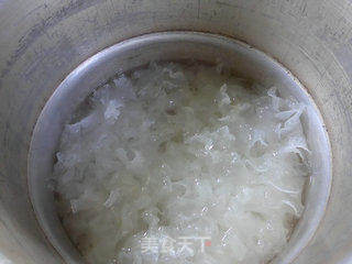 枸杞银杏仁银耳羹的做法步骤:7