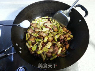 纠结美食减肥节奏=食肉族减肥的天堂五花肉烧春笋的做法步骤:20