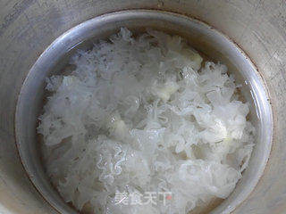 枸杞银杏仁银耳羹的做法步骤:5