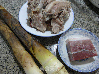 咸肉雷笋肉骨汤的做法步骤：1