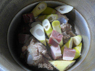 咸肉雷笋肉骨汤的做法步骤:6