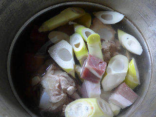 咸肉雷笋肉骨汤的做法步骤:8