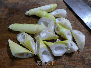 咸肉雷笋肉骨汤的做法步骤:3