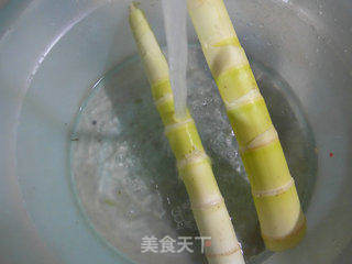 咸肉雷笋肉骨汤的做法步骤:2