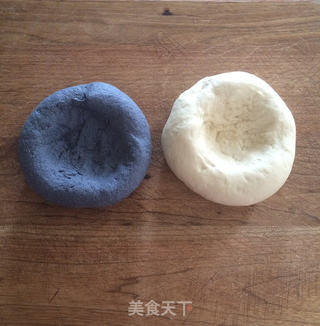 双色如意馒头的做法步骤:5