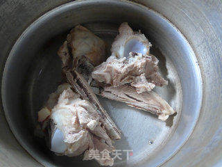 咸肉雷笋肉骨汤的做法步骤:5