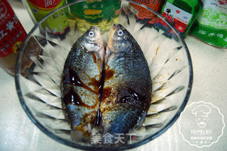 电烤箱食谱之烤鲫鱼的做法步骤:2
