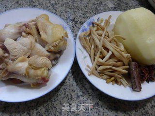 黄花菜土豆鸡翅根的做法步骤：1