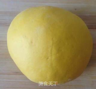 南瓜豆沙包的做法步骤:2