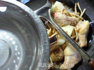 黄花菜土豆鸡翅根的做法步骤:6