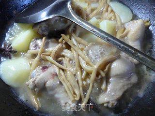 黄花菜土豆鸡翅根的做法步骤:7