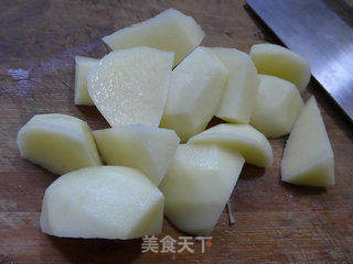 黄花菜土豆鸡翅根的做法步骤:2