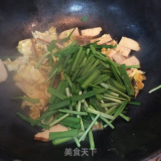 鸡蛋香干炒韭菜的做法步骤:9