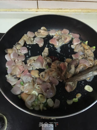大蛤炒韭菜的做法步骤:6