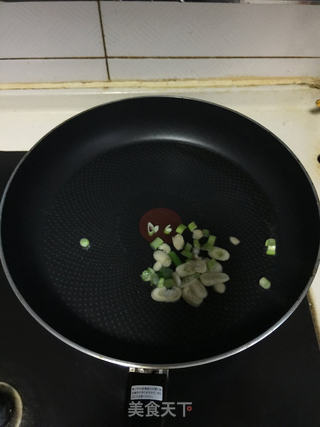 大蛤炒韭菜的做法步骤:5