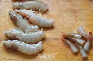 凤尾虾球蒸鱼糕,零厨艺做洋气小菜的做法步骤:2