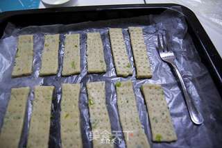 最贴近大众味蕾 ——香葱苏打饼干条的做法步骤:6