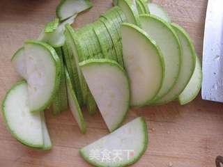 家常小菜---香菇西葫芦的做法步骤:2