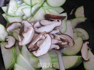 家常小菜---香菇西葫芦的做法步骤:5