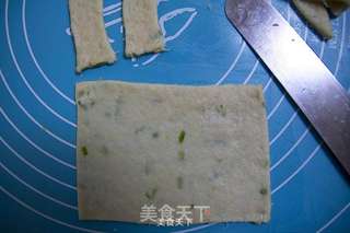 最贴近大众味蕾 ——香葱苏打饼干条的做法步骤:5