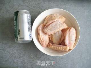 啤酒鸡翅的做法步骤：1