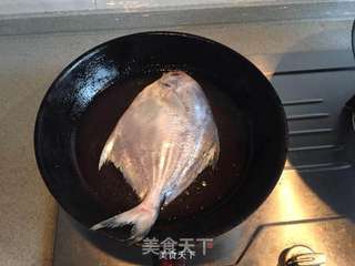 红烧鲳鱼的做法步骤：1