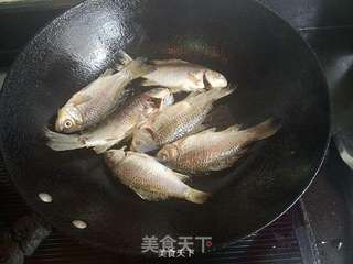 小鲫鱼汤的做法步骤:2