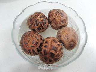 清炖牛腩花菇的做法步骤:2