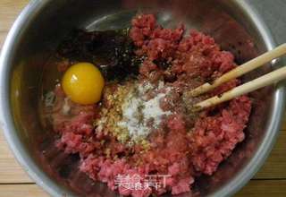 千层牛肉饼和酸辣汤的做法步骤：1